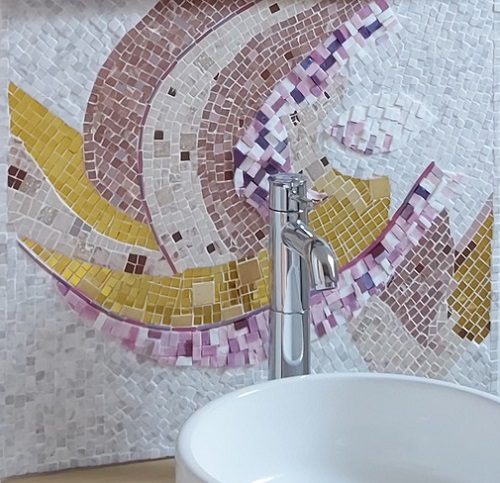 Décor de lavabo en mosaïque réalisé avec un mélange de matériaux précieux